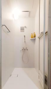 un bagno bianco con doccia e lavandino di 美-yahiro- a Tokyo Altre 69 foto