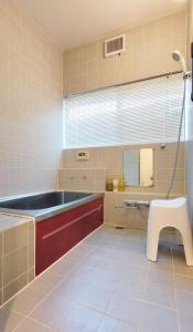 bagno con vasca, servizi igienici e specchio di 美-yahiro- a Tokyo