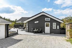 Byggingin sem sumarhúsið er í