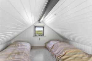 Una cama o camas en una habitación de 957-Thisted-Hvidbakken-33-Lille-hus