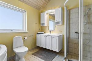 een badkamer met een toilet, een wastafel en een douche bij 969-Thisted-Klitstien-50 in Torsted +13 foto's
