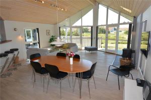 een woonkamer met een houten tafel en stoelen bij 969-Thisted-Klitstien-50 in Torsted