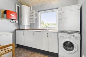 een keuken met een wasmachine en een raam bij 969-Thisted-Klitstien-50 in Torsted