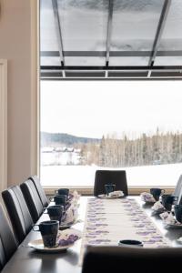 Phong cảnh thiên nhiên gần nhà gỗ