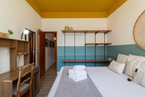 um quarto com uma cama, uma escrivaninha e uma mesa em 1 minuto da Praia de Copacabana - PF714 no Rio de Janeiro