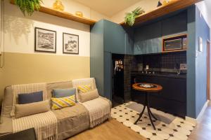 uma sala de estar com um sofá e uma mesa em 1 minuto da Praia de Copacabana - PF714 no Rio de Janeiro mais 5 fotografias