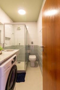 um banheiro com vaso sanitário e box de vidro em 1 minuto da Praia de Copacabana - PF714 no Rio de Janeiro