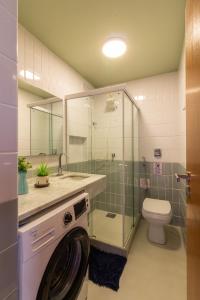uma casa de banho com uma máquina de lavar roupa e um WC em 1 minuto da Praia de Copacabana - PF714 no Rio de Janeiro