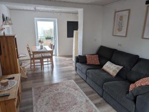 Hoffmanns Eden Ferienhaus في هيرمسكايل: غرفة معيشة مع أريكة وطاولة