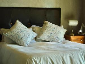 Revival House Shalom في خليج جيفريز: سرير عليه ملاءات ووسائد بيضاء