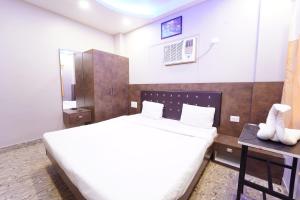 En eller flere senge i et værelse på Sharsh Banquet and Hotel