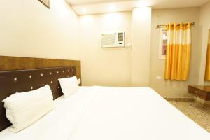 En eller flere senge i et værelse på Sharsh Banquet and Hotel