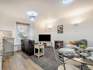 een woonkamer met een tafel en een tv bij 2 Bed in Rosthwaite 86393 in Rosthwaite