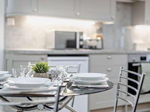 een tafel met borden en glazen in de keuken bij 2 Bed in Rosthwaite 86393 in Rosthwaite