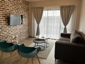 The Eyrie في نيلسبروت: غرفة معيشة بها أريكة وطاولة