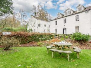 einen Picknicktisch im Hof eines weißen Hauses in der Unterkunft 4 Bed in Rosthwaite 86392 in Rosthwaite