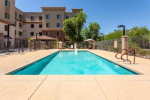 Piscina de la sau aproape de Staybridge Suites Chandler by IHG