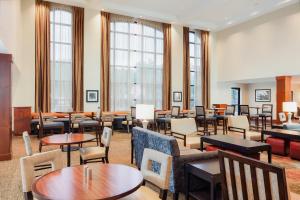 O zonă de relaxare la Staybridge Suites Chandler by IHG