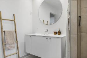 une salle de bains blanche avec un lavabo et un miroir dans l'établissement 1305-Snedsted-Klitfogedvej-5, à Snedsted 22 autres photos