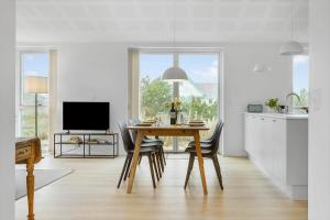 Il comprend une cuisine et une salle à manger avec une table et des chaises. dans l'établissement 1305-Snedsted-Klitfogedvej-5, à Snedsted