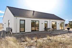 une maison sur la plage avec beaucoup de fenêtres dans l'établissement 1305-Snedsted-Klitfogedvej-5, à Snedsted