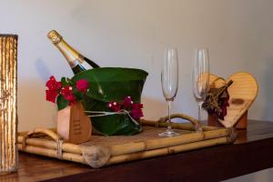 einen Tisch mit einer Flasche Champagner und zwei Gläsern in der Unterkunft Pousada da Villa in Fernando de Noronha
