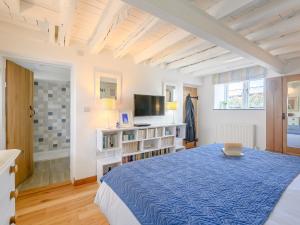 Postel nebo postele na pokoji v ubytování 1 Bed in High Bickington 55321