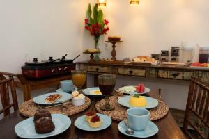 ein Tisch mit Tellern voller Essen darauf in der Unterkunft Pousada da Villa in Fernando de Noronha