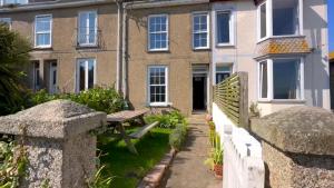 een gebouw met een bank ervoor bij Victoria Residences in St Ives