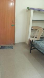 Near by Annamalaiyar temple 2 Home stay في تيروفانمالي: غرفة بسرير بطابقين وباب +4 صور