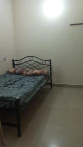 Near by Annamalaiyar temple 2 Home stay في تيروفانمالي: سرير جالس في غرفة