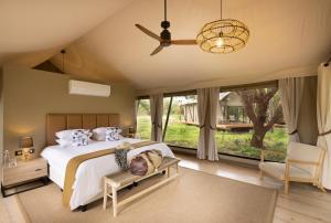 Postel nebo postele na pokoji v ubytování Elephant Walk Tented Camp