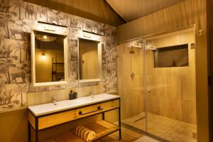 Un baño de Elephant Walk Tented Camp 157 fotos más