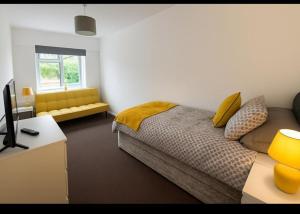 Giường trong phòng chung tại Group & Family Stay central MK +3 ảnh