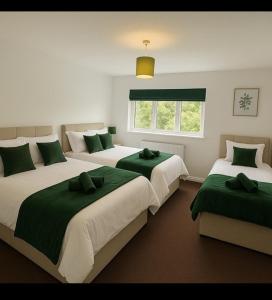 Giường trong phòng chung tại Group & Family Stay central MK