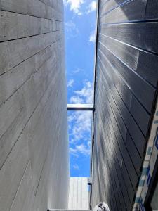 een uitzicht op de lucht vanaf de binnenkant van een gebouw bij Rompe Olas in Maitencillo