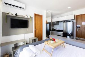 レシフェにあるBnb Flex Suitesのリビングルーム(ベッド1台付)、キッチンが備わります。