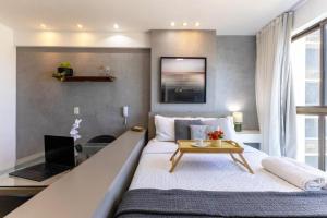 レシフェにあるBnb Flex Suitesのベッドルーム1室(ベッド1台、ノートパソコン付きのデスク付) +48枚の写真