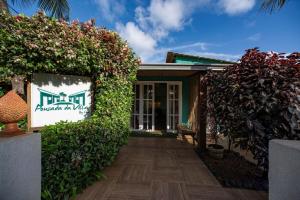 ein Eingang zu einem Haus mit Pflanzen und Blumen in der Unterkunft Pousada da Villa in Fernando de Noronha + 5 Fotos