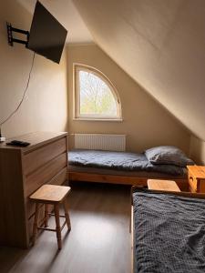 Ένα ή περισσότερα κρεβάτια σε δωμάτιο στο GOLENICKA PRZYSTAŃ