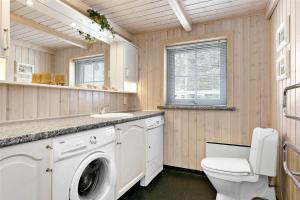 Koupelna v ubytování 929-Thisted-Brandisvej-19 + 21 fotografií