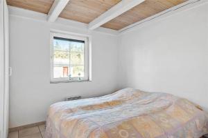 een witte slaapkamer met een bed en een raam bij 456-Bedsted-Thy-Istrupvej-44 in Bedsted Thy