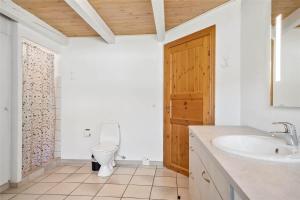 een badkamer met toilet en wastafel bij 456-Bedsted-Thy-Istrupvej-44 in Bedsted Thy +17 foto's