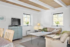 een woonkamer met een bank en een tafel bij 456-Bedsted-Thy-Istrupvej-44 in Bedsted Thy