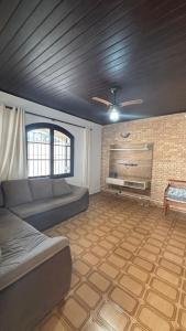 un soggiorno con divano e camino di Ubatuba Sport House a Ubatuba