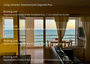 Vistas a una sala de estar con vistas al océano en VISTA AL MAR Departamento Frente Al Mar Excelente Vista Y Comodidad Las Grutas, en Las Grutas