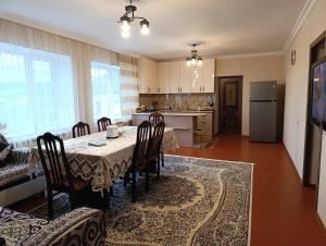 Kuchyň nebo kuchyňský kout v ubytování Gusar Quiet Family House forest view + 8 fotografií