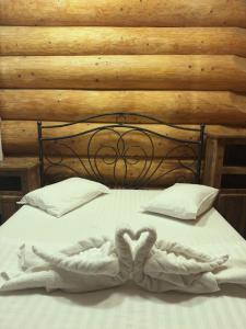 a bed with a heart shaped blanket on it at Mi Chalet - Poiana Izvoarelor in Vatra Dornei