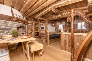 a kitchen and living room in a log cabin at Ferienhütte Alpenherz in Alpbach