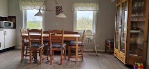 Dogfriendly House in Hjälmvik with Sea Glimpse SE09114 في Haga: مطبخ مع طاولة طعام وكراسي +23 صورة